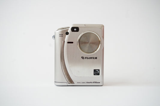 Fujifilm FinePix 4700 Zoom Digital Point and Shoot Camera